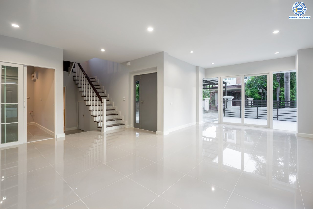 บ้านมือสองตกแต่งใหม่ ม.คาซ่าวิลล์ ราชพฤกษ์-รัตนาธิเบศร์2 แบรนด์ Q.House ต่อเติมครบพร้อมเข้าอยู่ เนื้อที่ 53.2 ตร.ว. ฟังก์ชันจัดเต็ม 3 ห้องนอน 3 ห้องน้ำ 1ห้องอเนกประสงค์ จอดรถได้ 2 คัน บนทำเลศักยภาพ ติดถนนราชพฤกษ์ และเพียง 10 นาทีถึงรถไฟฟ้า "สถานีบางรักน้อยท่าอิฐ"